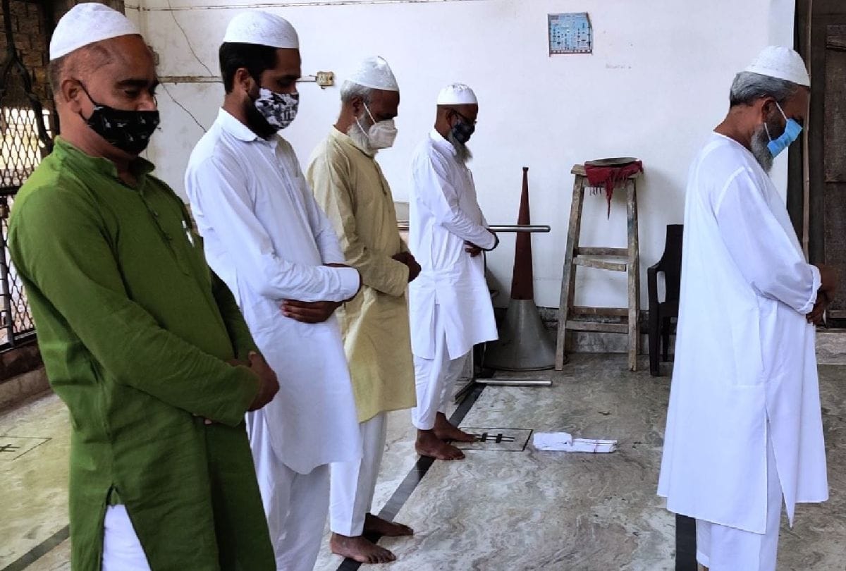 Muslims offered Juma Alvida prayer at home due to Coronavirus in Firozabad