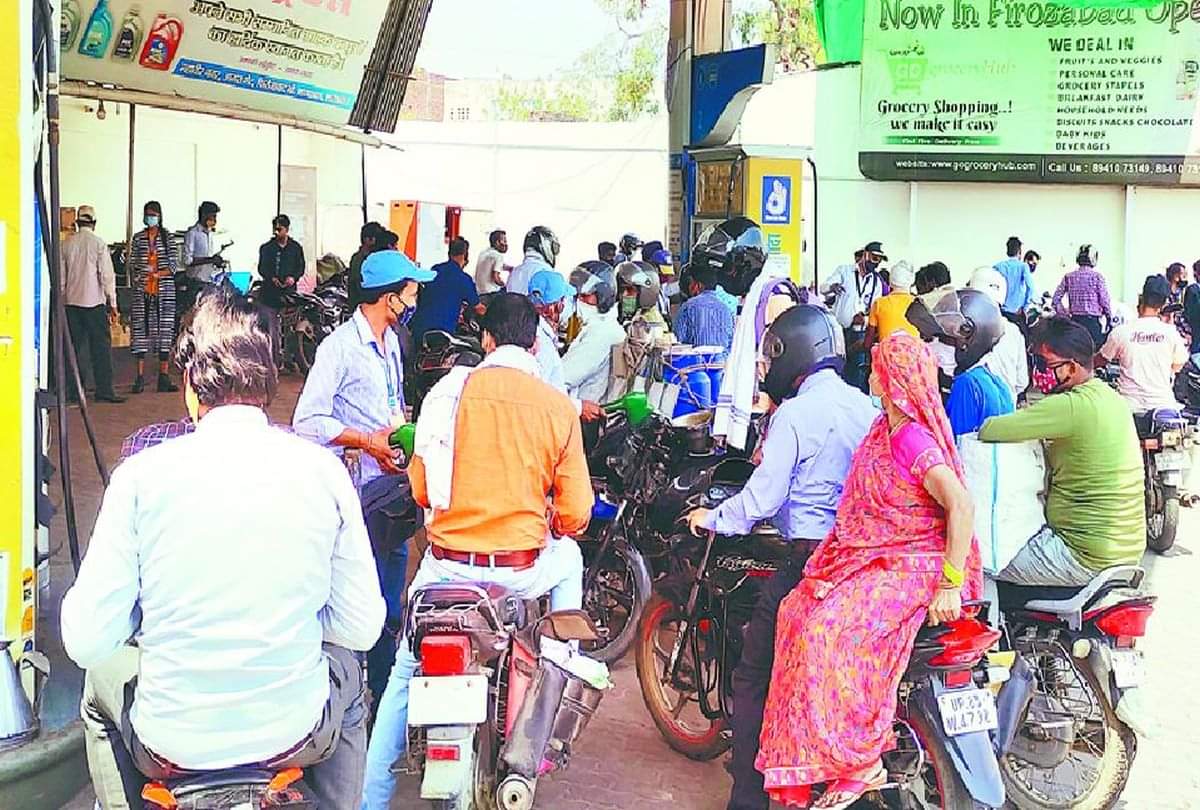 Lockdown In Firozabad People Walks On Road Police Took Lathi