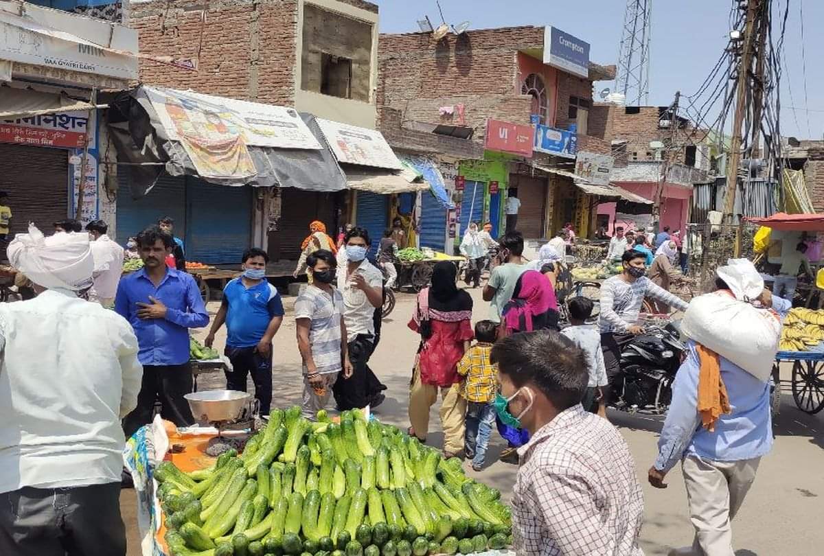 Lockdown In Firozabad People Walks On Road Police Took Lathi