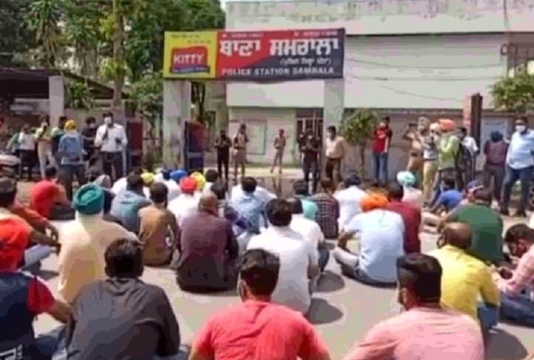 Shopkeepers protests against mini lockdown at khanna of Punjab