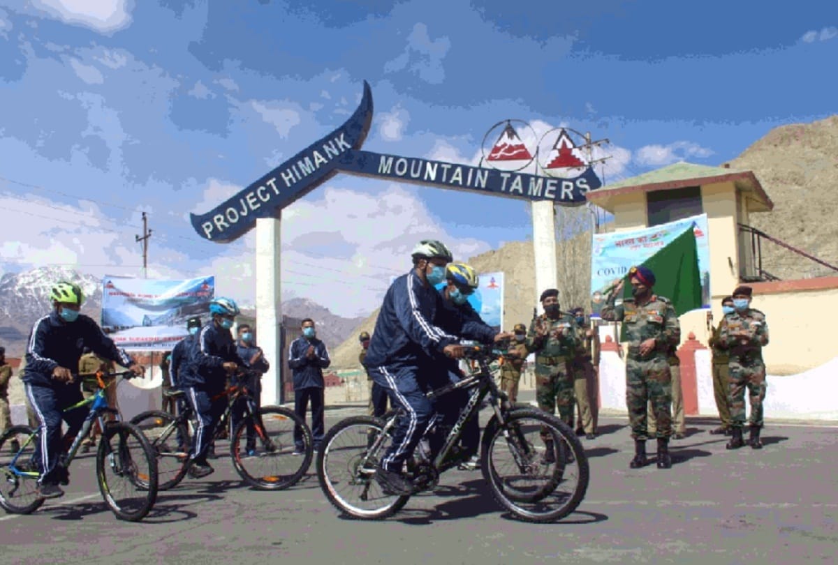 Ladakh news: 900 km cycle trip in seven days, Corona prevention message