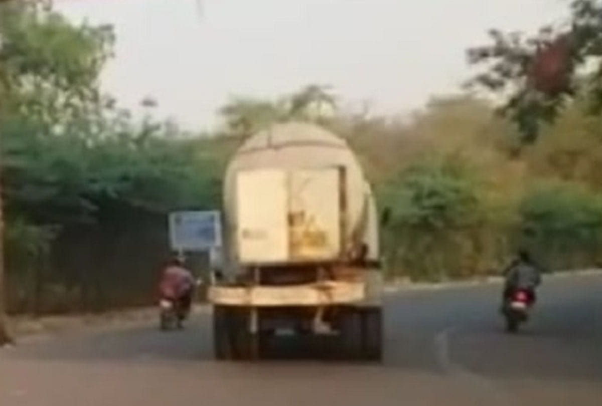 video viral of oxygen tanker leakage running on road,  kanpur news