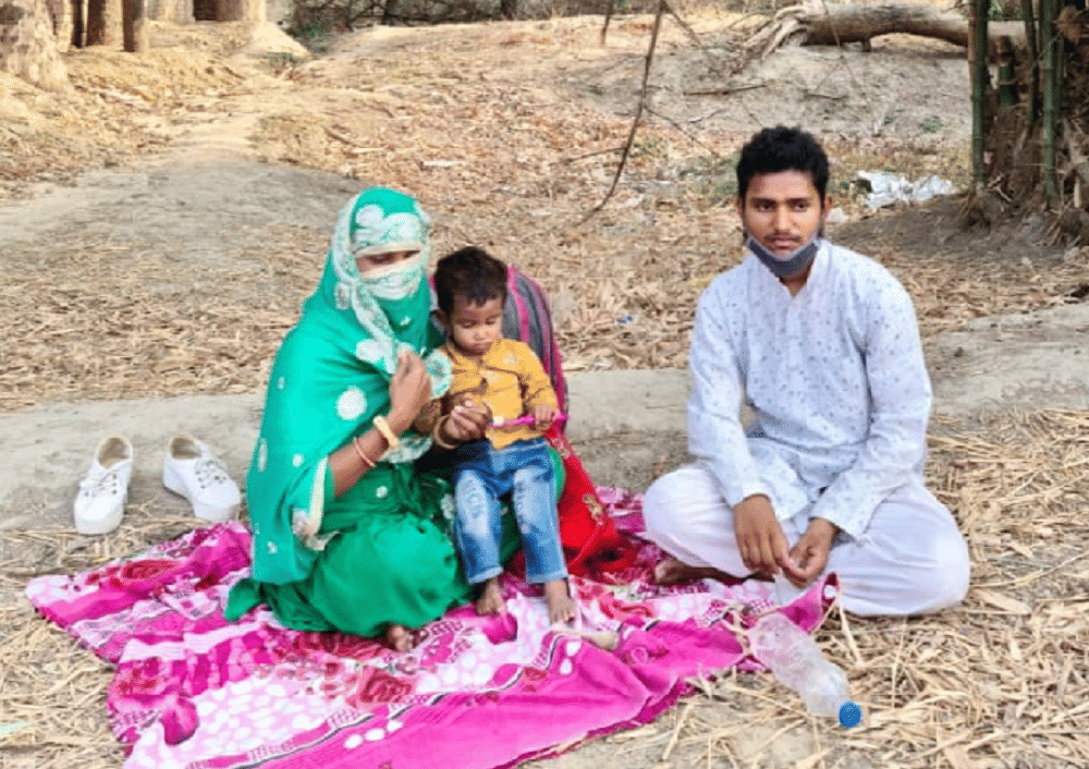 Lover adopted girlfriend sitting on dharna, family members did not enter in jaunpur