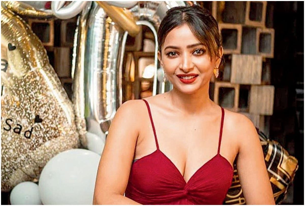 Shweta Basu Prasad Sold Her Painting 100 Years Of Satyajit Ray Donates Money To Covid Funds