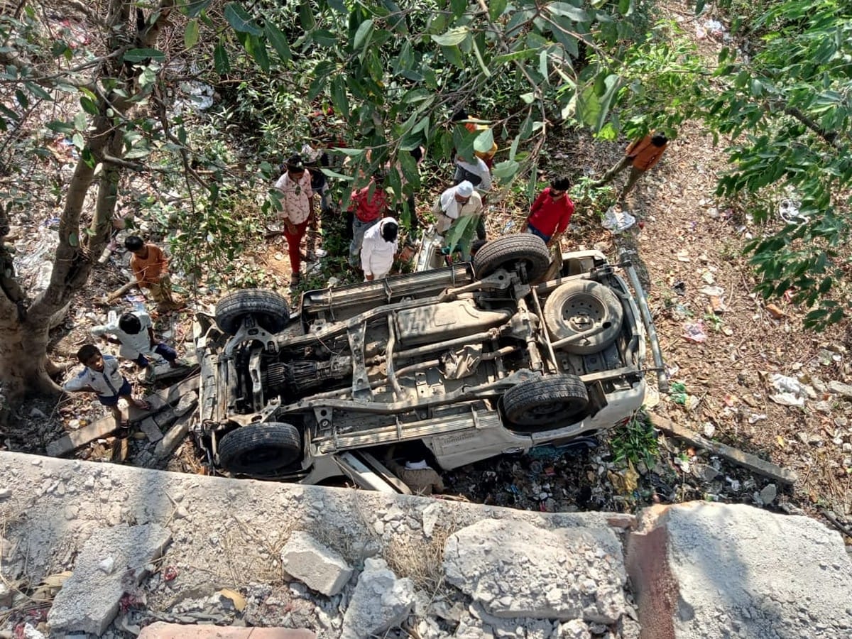 Car overturned in sever many people injured including bride and groom in sonbhadra