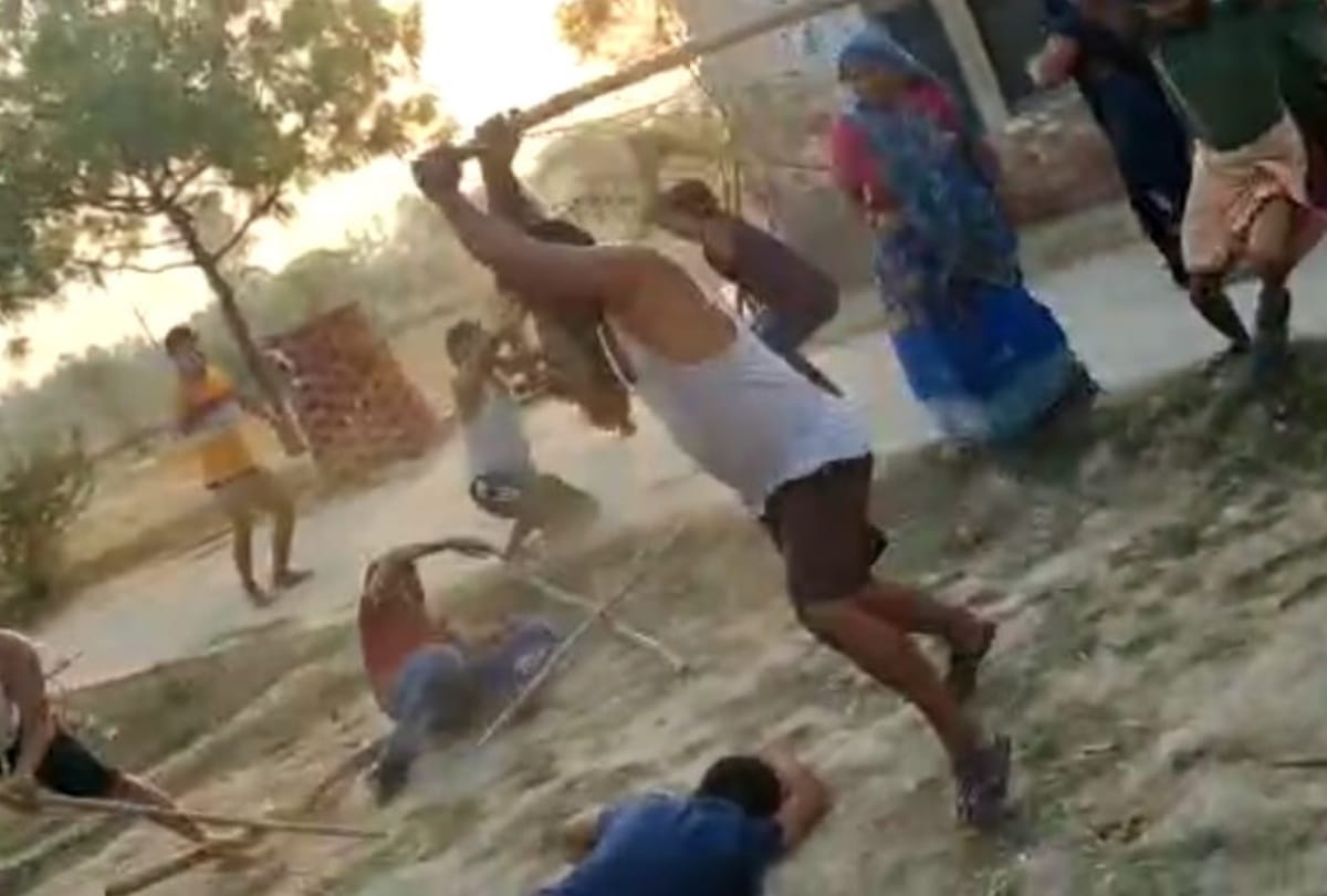 A clash broke out between two groups in Gadaganj thana kshetra in Raebareli.