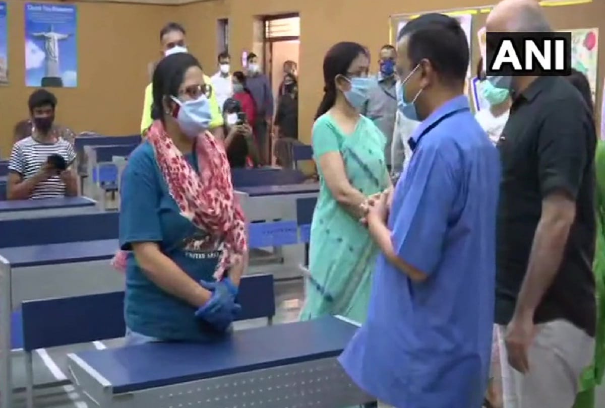 Arvind Kejriwal and Manish Sisodia inspected a corona vaccination centre in Chirag Delhi