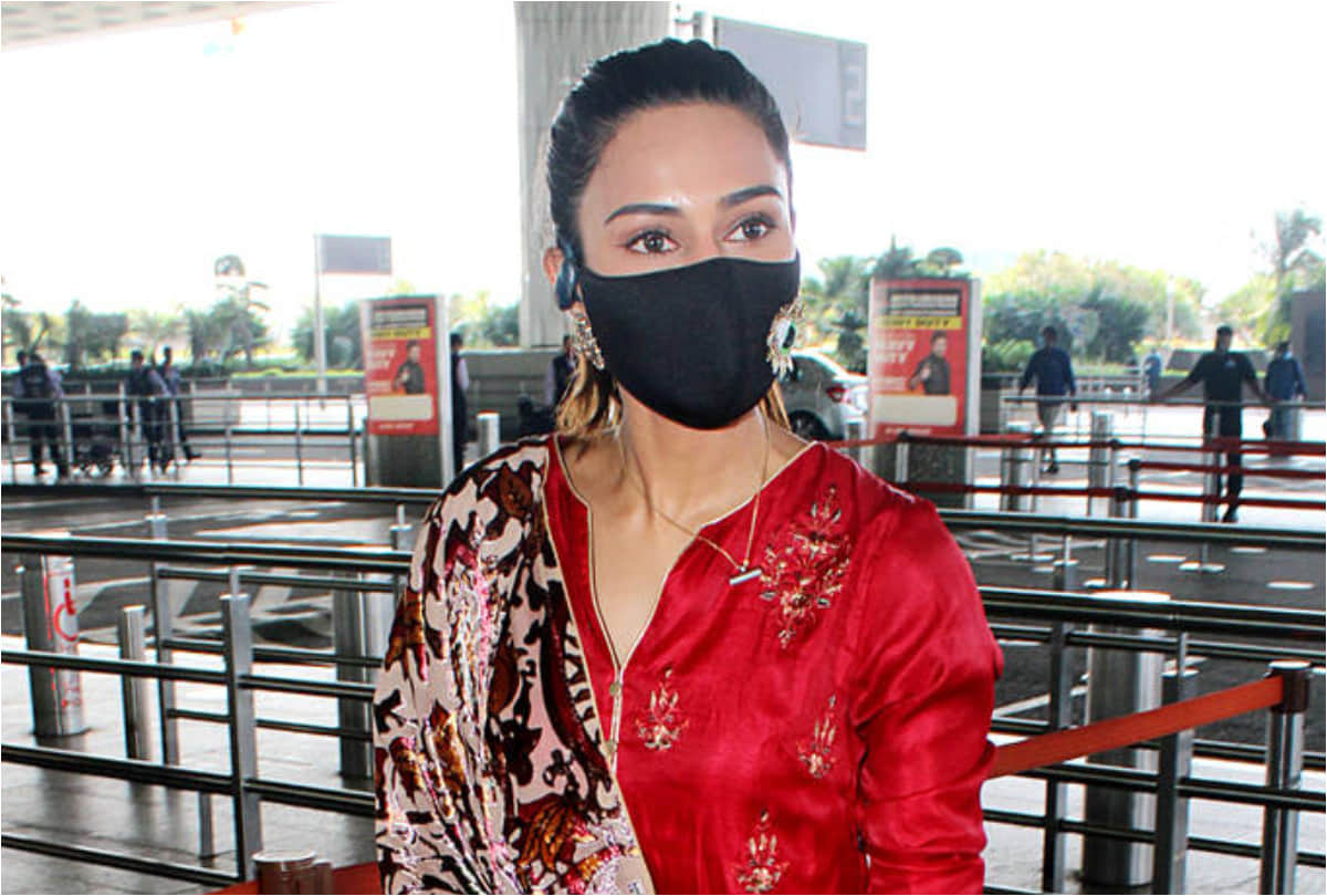 erica fernandes in red silk salwar kurta in airport