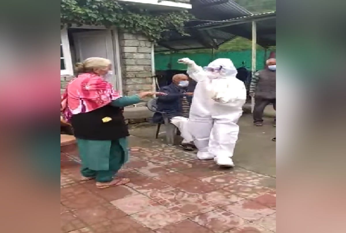 Kullu: Health workers are doing entertainment of covid positive elderly by dancing in the old age home kullu himachal
