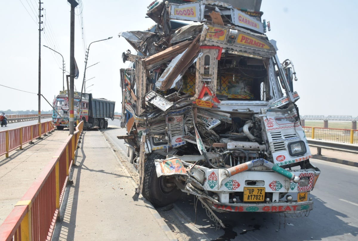 Two drivers killed in a major accident on Shastri Bridge: Second dumper hits parked dumper
