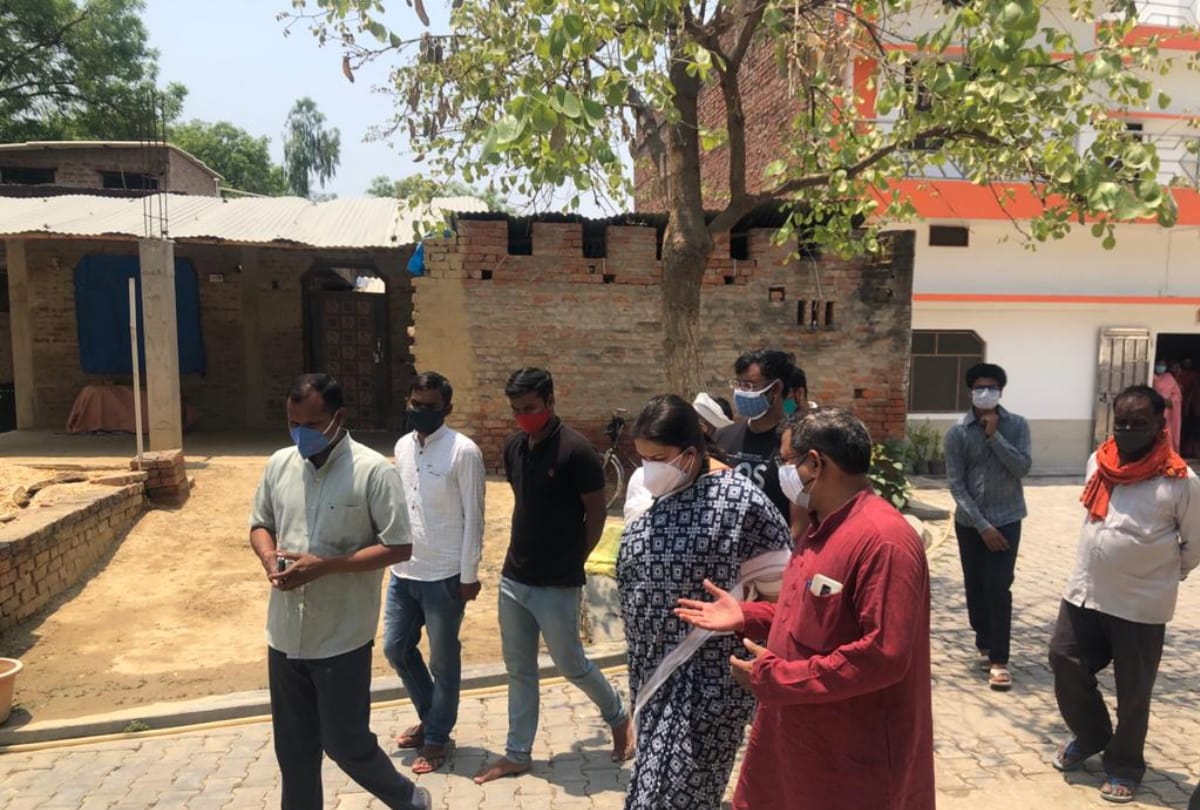 Amethi MP Smriti Irani pays tribute to late MLA Dal bahadur kori.