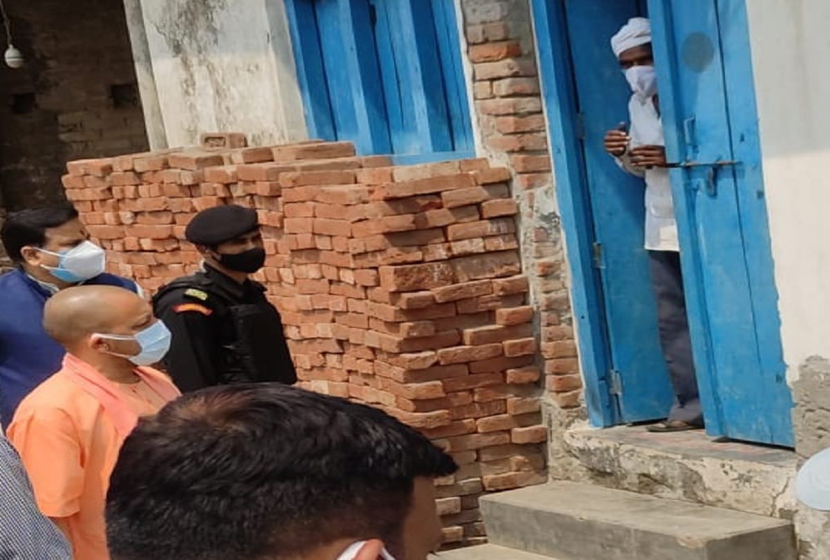 Chief Minister Yogi Adityanath know condition of Corona infected Sundar in Moradabad