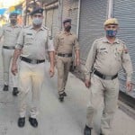 कर्फ्यू के दौरान पुलिस टीम निरीक्षण करते हुए।