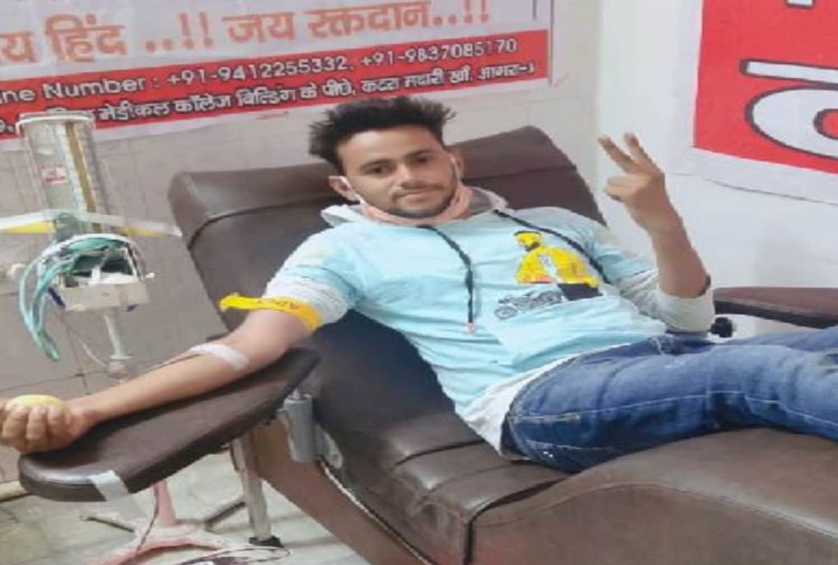 agra youth donating blood to save the lives of others