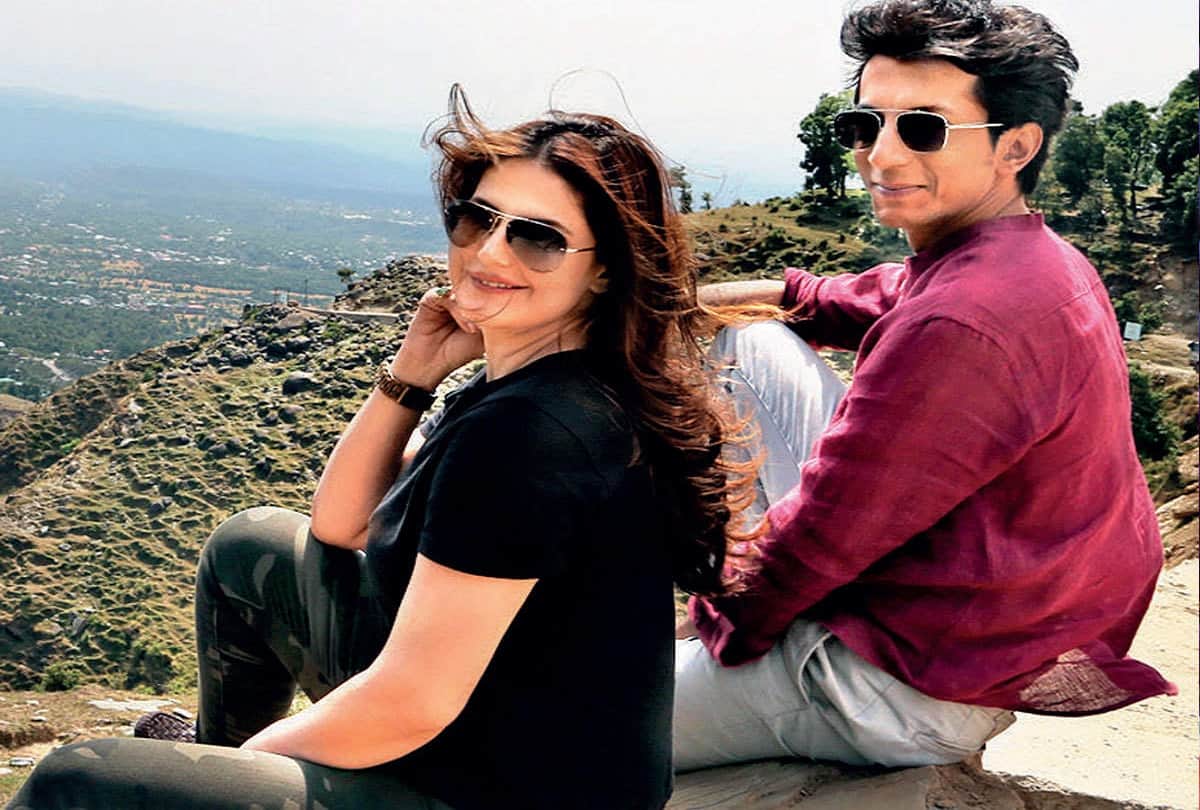 Hum Bhi Akele Tum Bhi Akele Review by Pankaj Shukla Disney Plus HotStar Anshuman Jha Zareen Khan