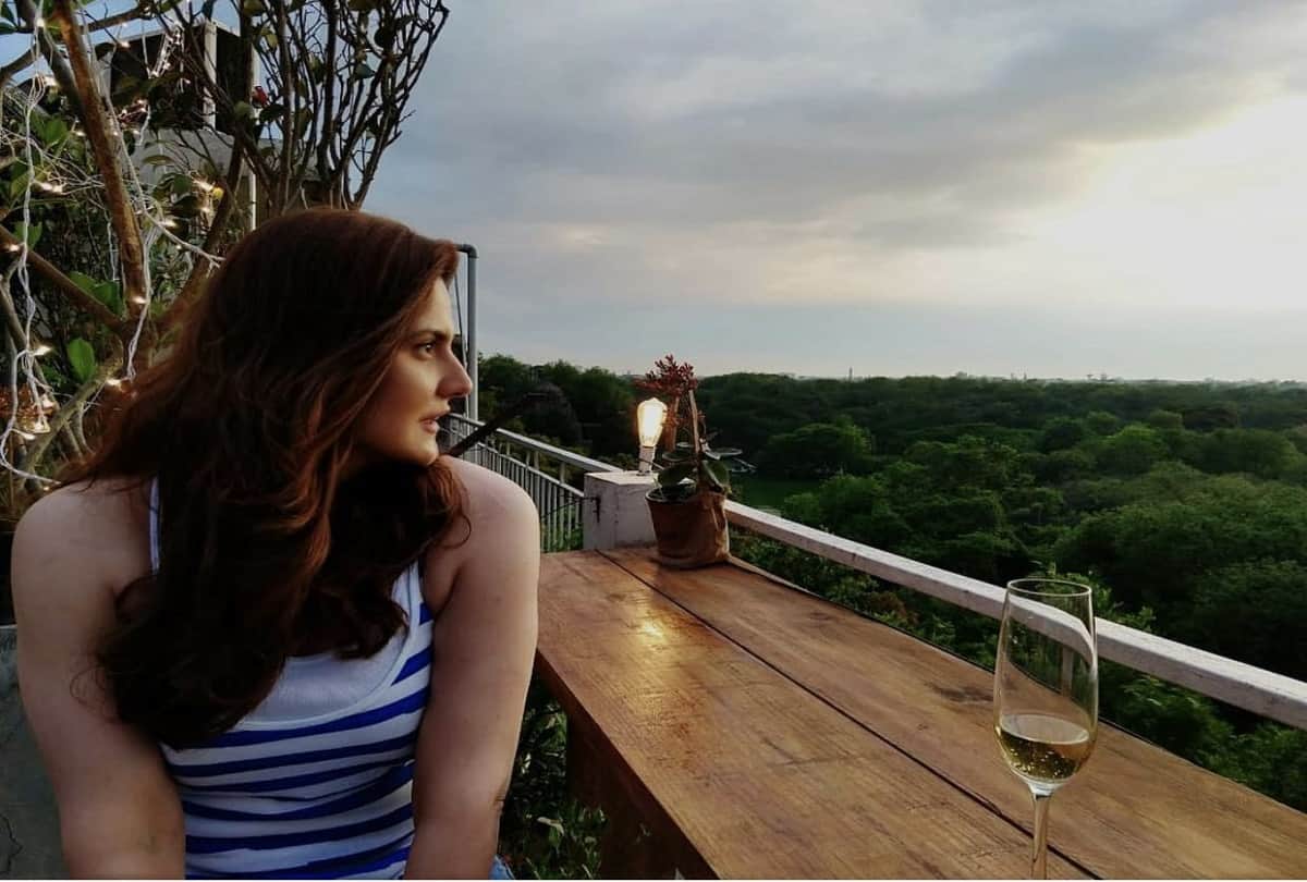 Hum Bhi Akele Tum Bhi Akele Review by Pankaj Shukla Disney Plus HotStar Anshuman Jha Zareen Khan