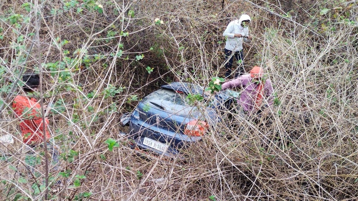 one man died and three injured in accident car fell into ditch in sonbhadra