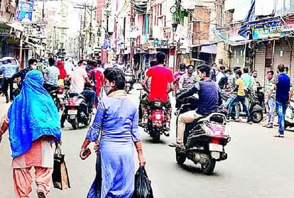 लॉकडाउन में भी फिरोजाबाद की जनता सड़कों पर आवाजाही करती हुई