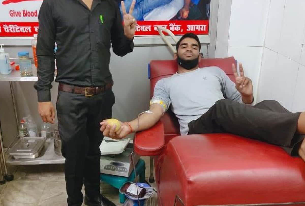agra youth donating blood to save the lives of others