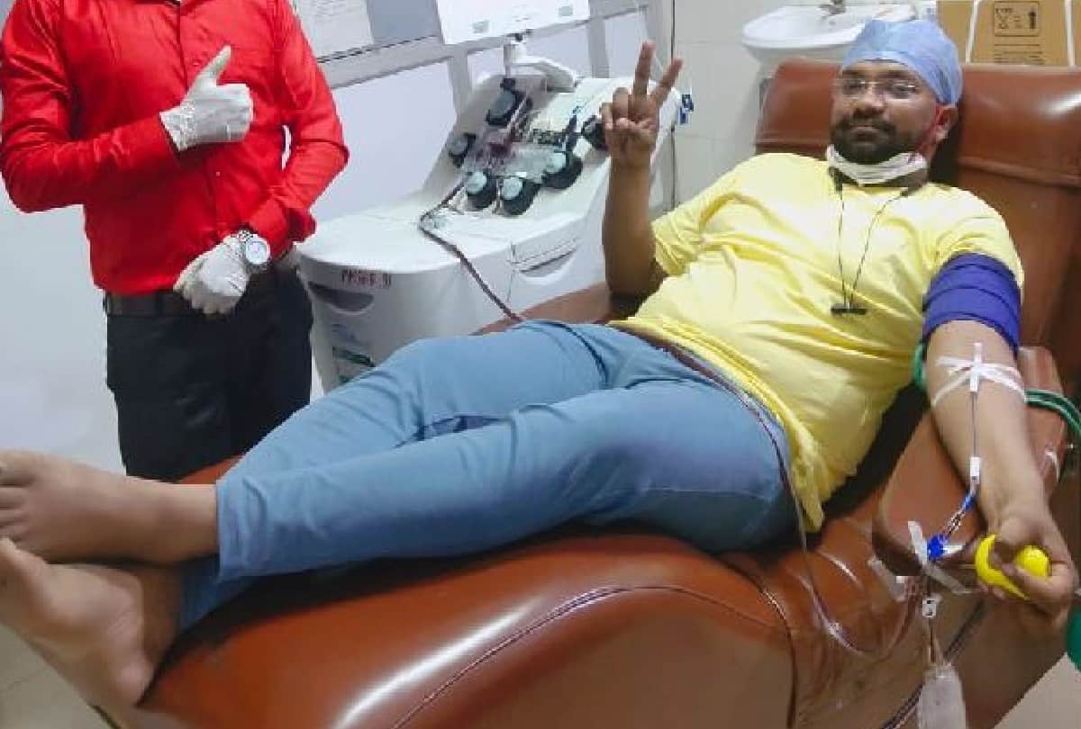 agra youth donating blood to save the lives of others