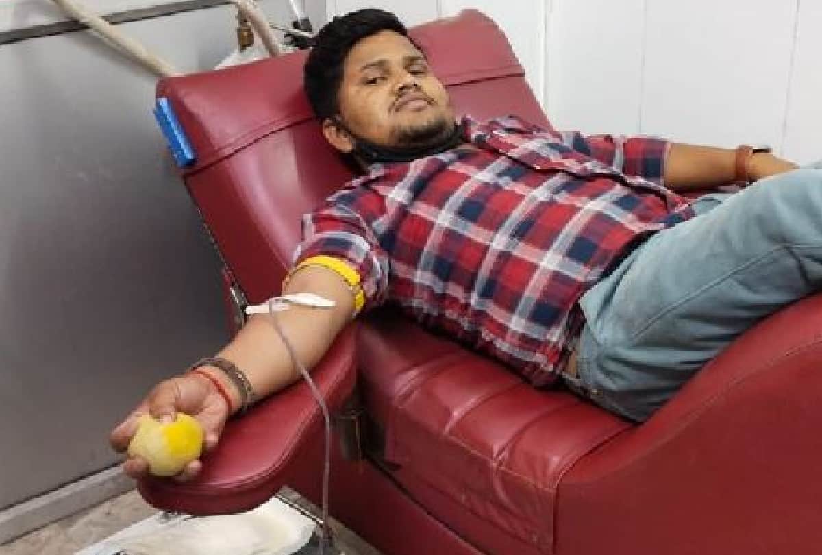 agra youth donating blood to save the lives of others