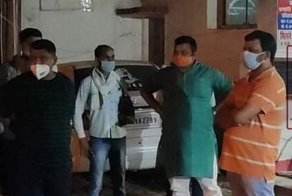 नगर कोतवाली में समर्थकों के साथ खड़े मोनू सिंह।