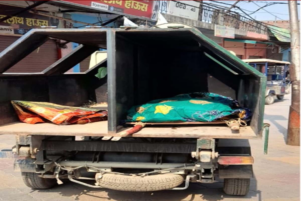 brother  in shamli forced to take his sisters dead body to the crematorium in the garbage vehicle