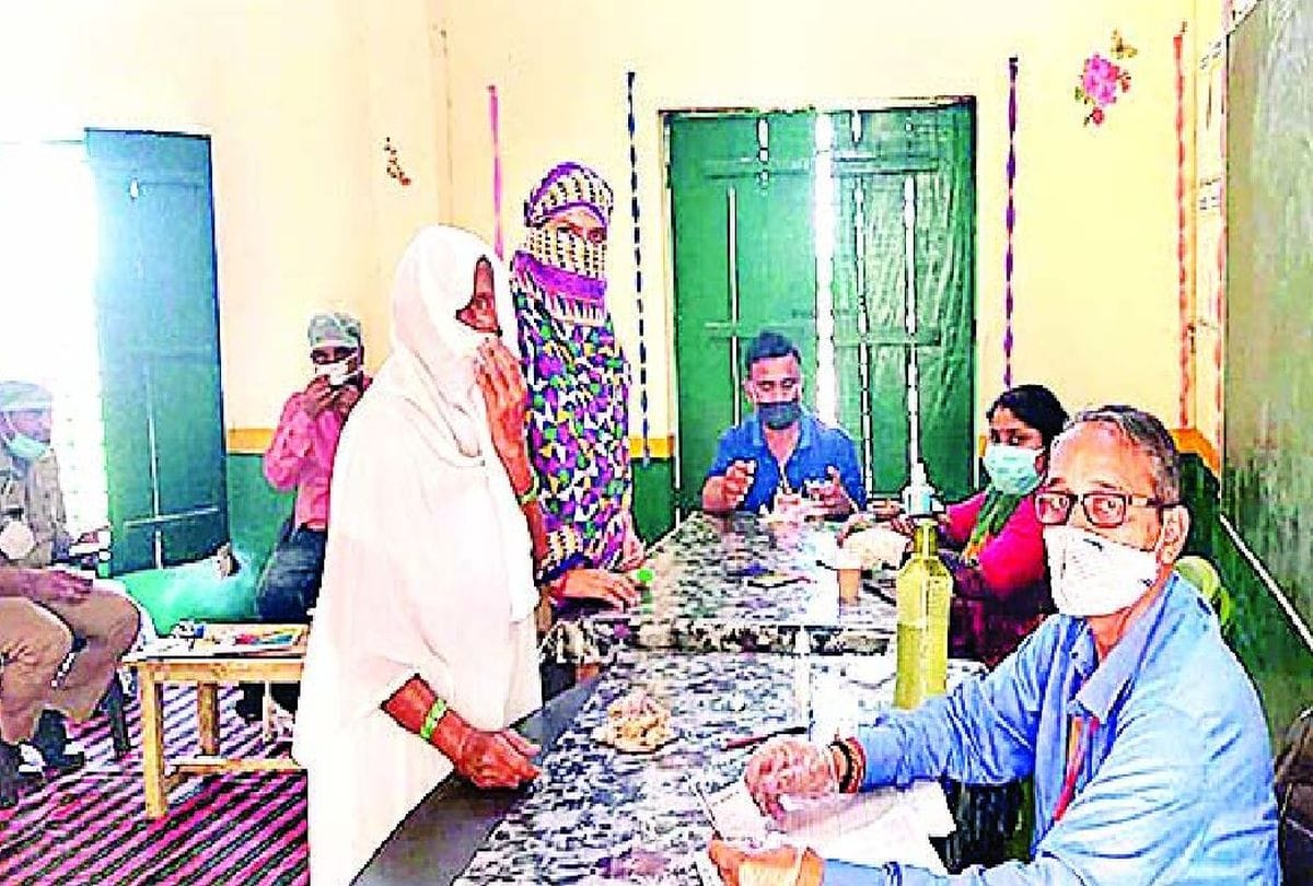 Up Panchayat Chunav In Firozabad District Huge Voting