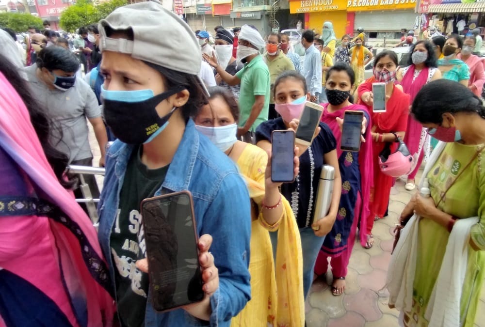 Corona Vaccination Above 18 years in Haridwar: Ruckus after Youth Crowd Photos