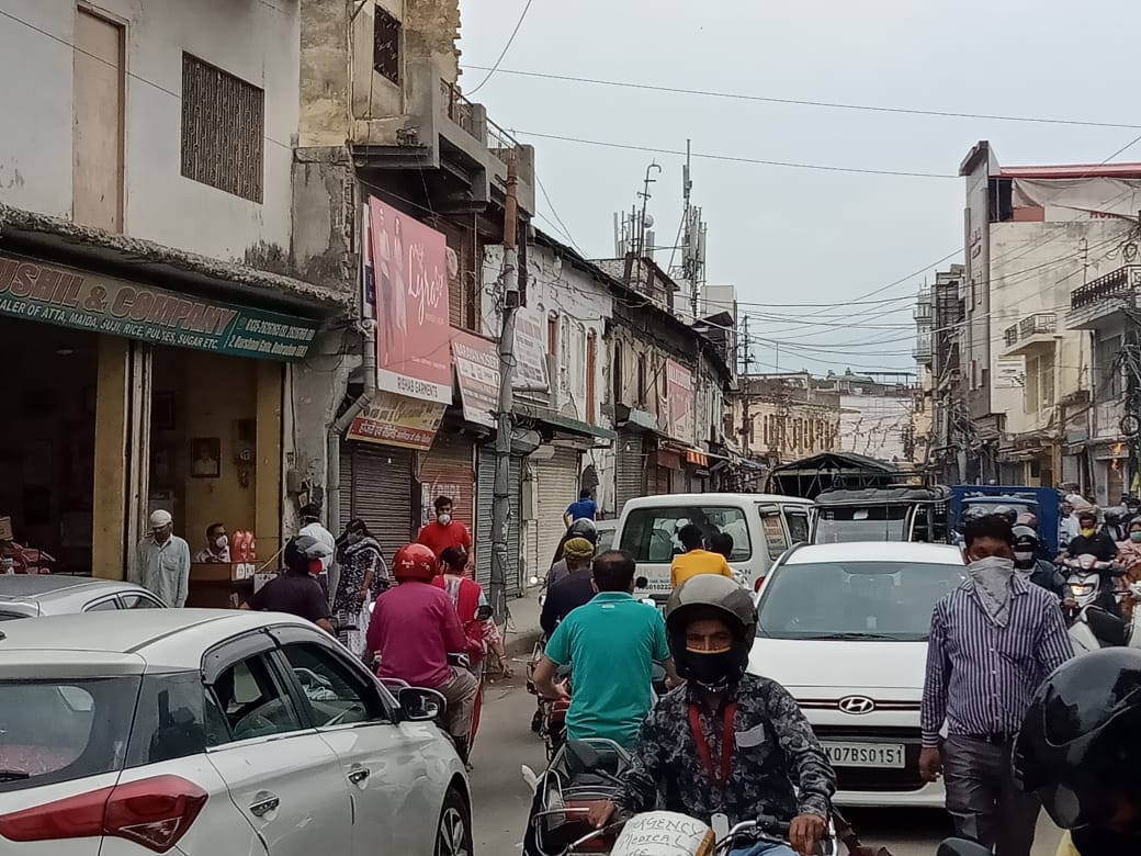 coronavirus in uttarakhand latest news: strict corona curfew extended from 11 to till 18 may, publish rush in market today, photos