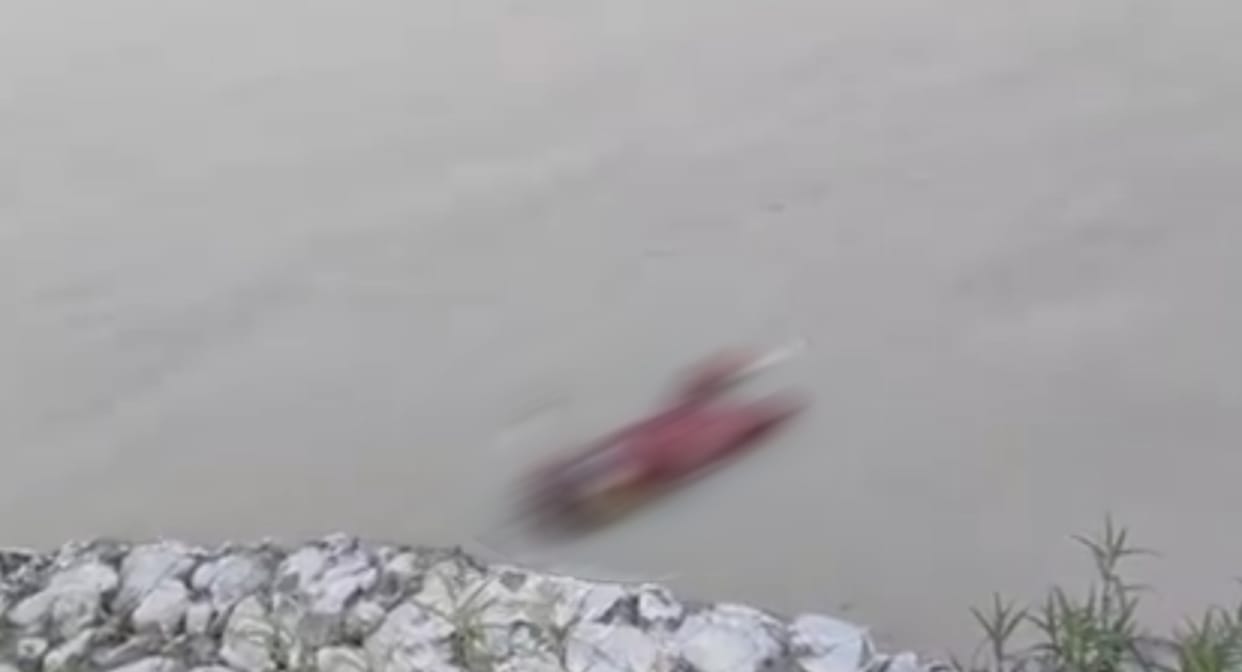 police cremated dead body floating in Ganges from relatives In Bulandshahr