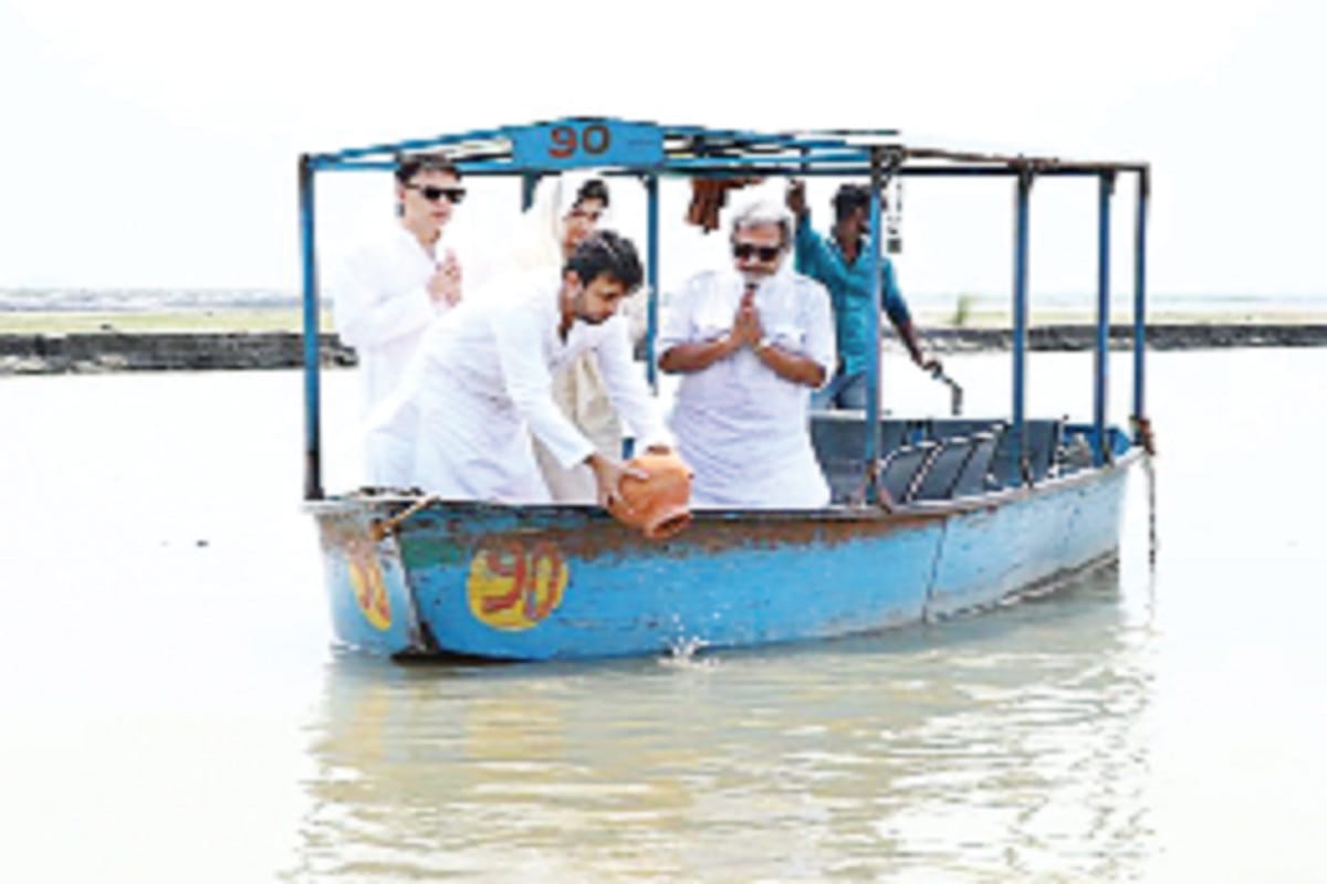 Chaudhary Ajit Singh's ashes immersed by son Jayant Chaudhary at Brajghat