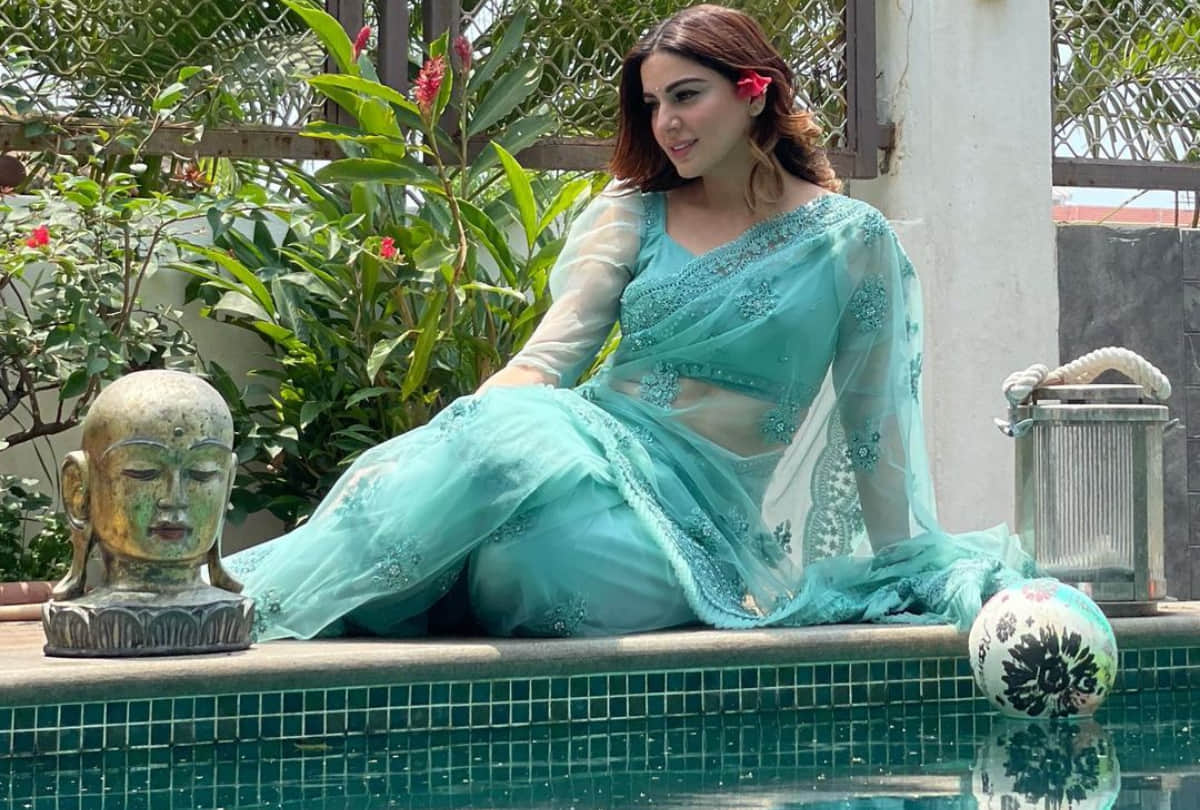 shraddha arya wear light blue saree sitting in side of pool in goa