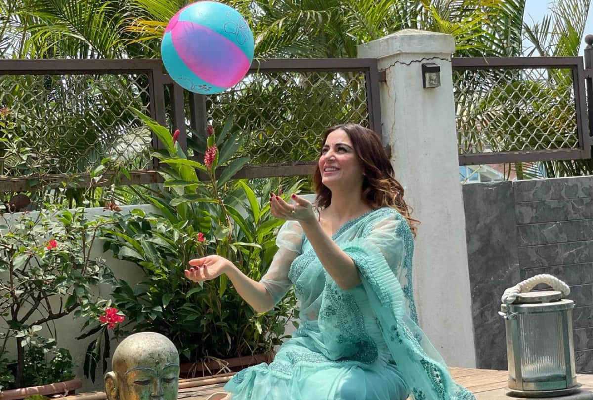 shraddha arya wear light blue saree sitting in side of pool in goa