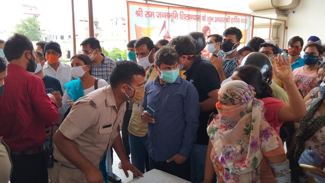 coronavirus in uttarakhand latest news : furor in vaccination centers in roorkee