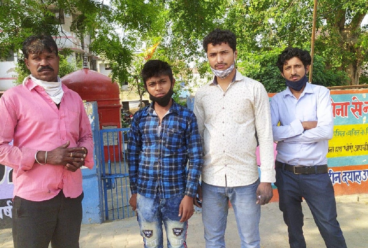 miscreants looted four people of Lakhimpur in etah