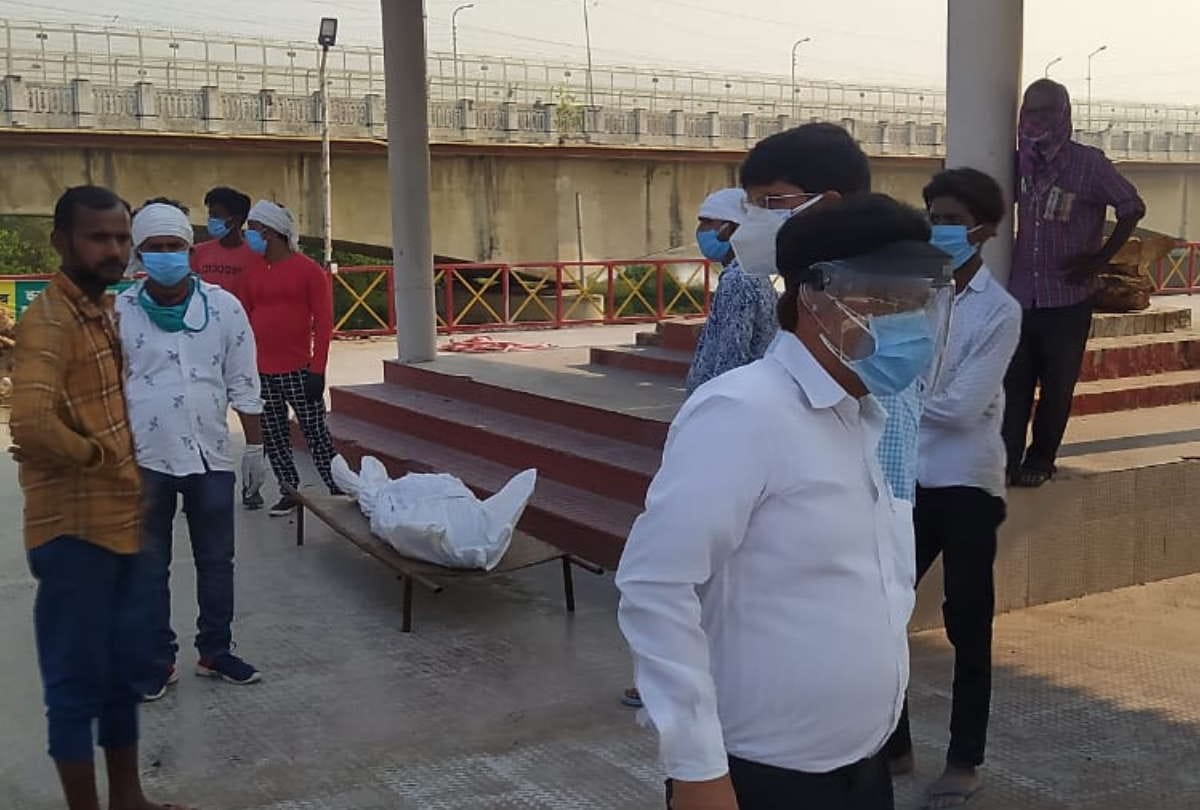 Municipal employees performing funeral but Corona virus not touch any employee at rajghat gorakhpur