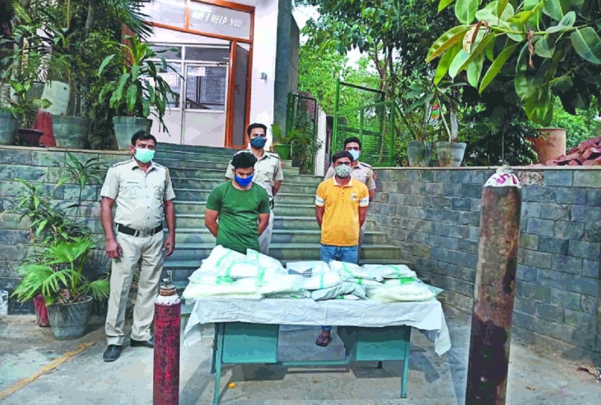 two cats ambulance personnel arrested for black marketing of oxygen in delhi