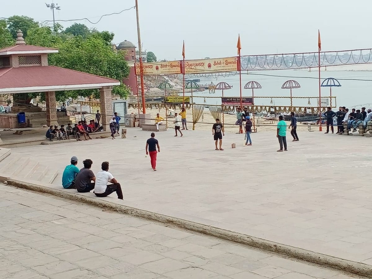 Ganga aarti stopped at assi ghat due to corona now children playing cricket in varanasi