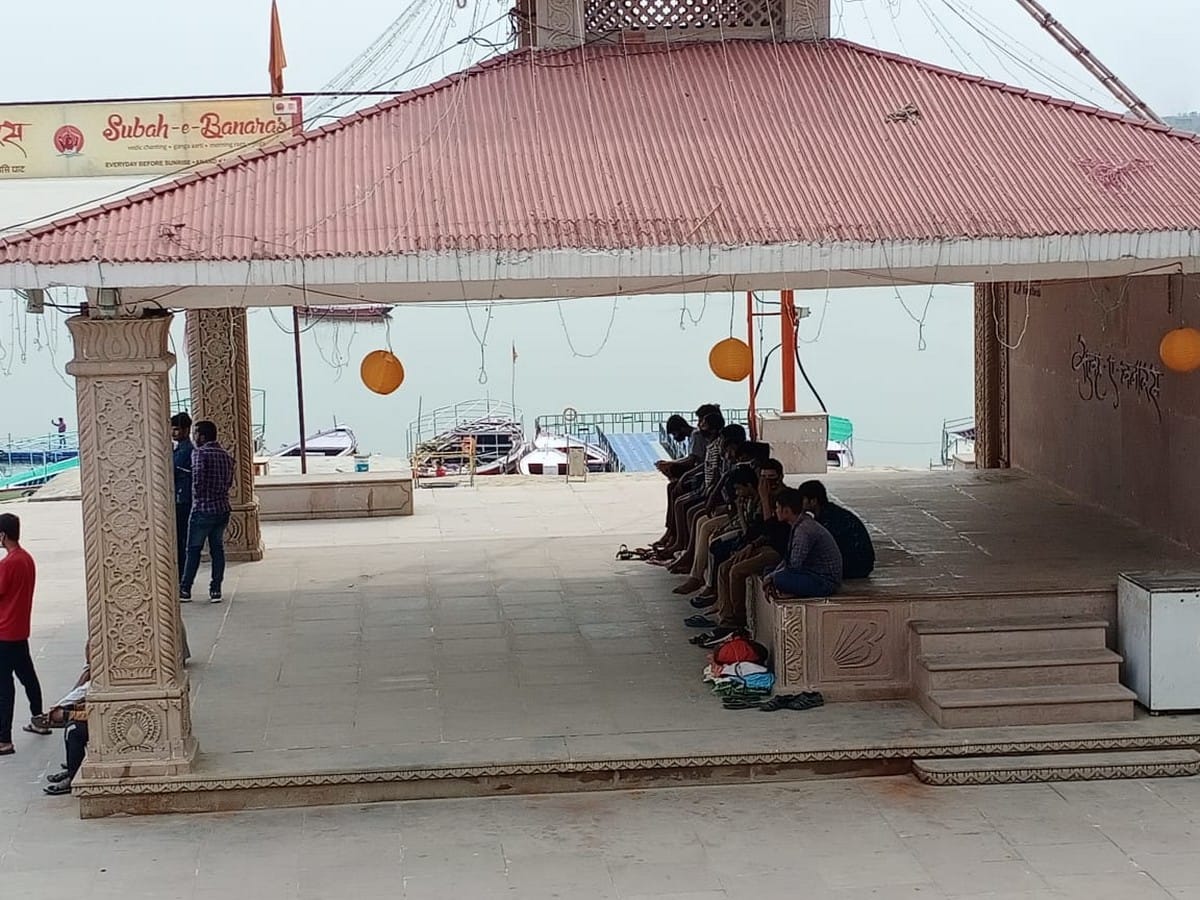 Ganga aarti stopped at assi ghat due to corona now children playing cricket in varanasi