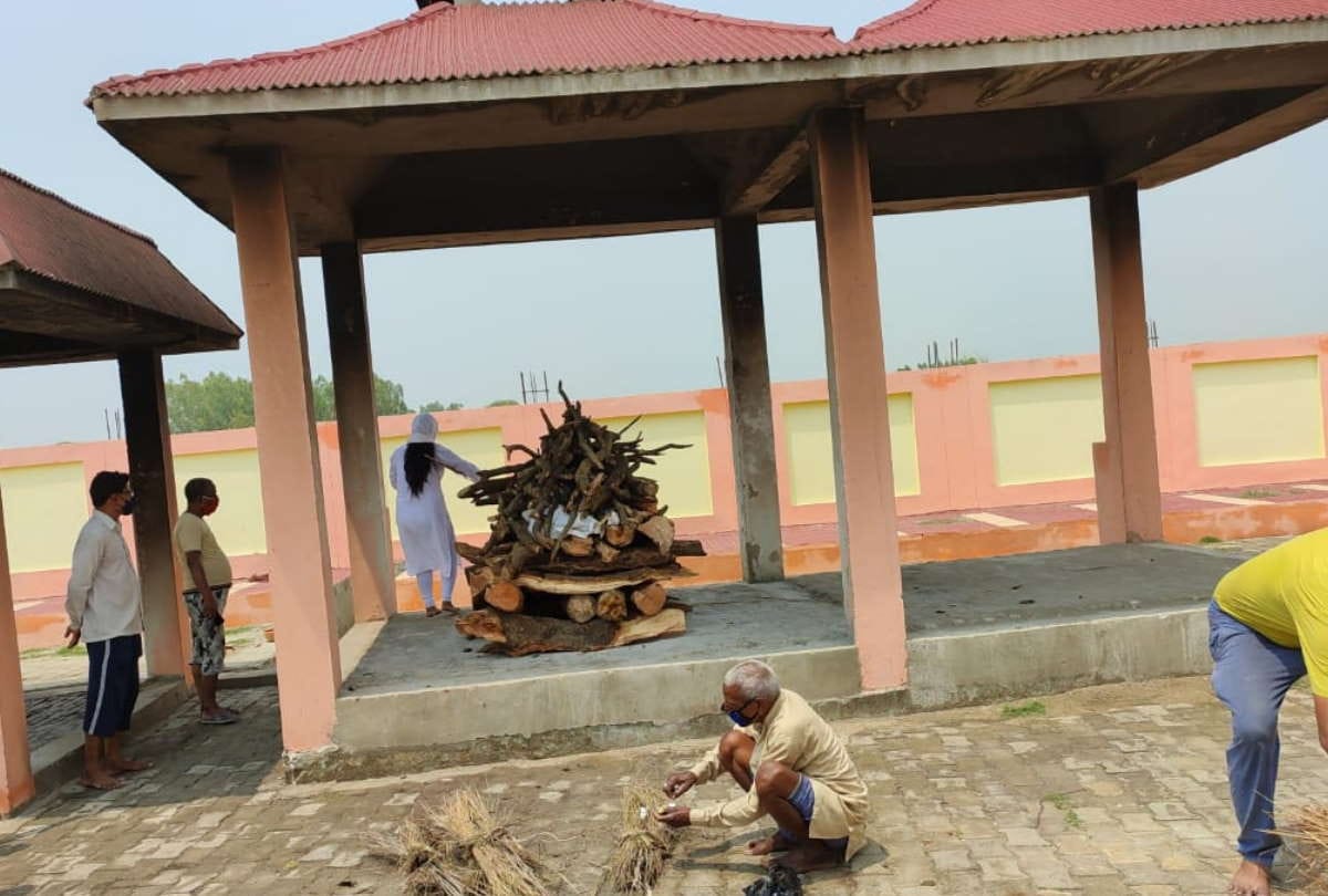 Daughter gave father funeral and People crying in sant kabir nagar