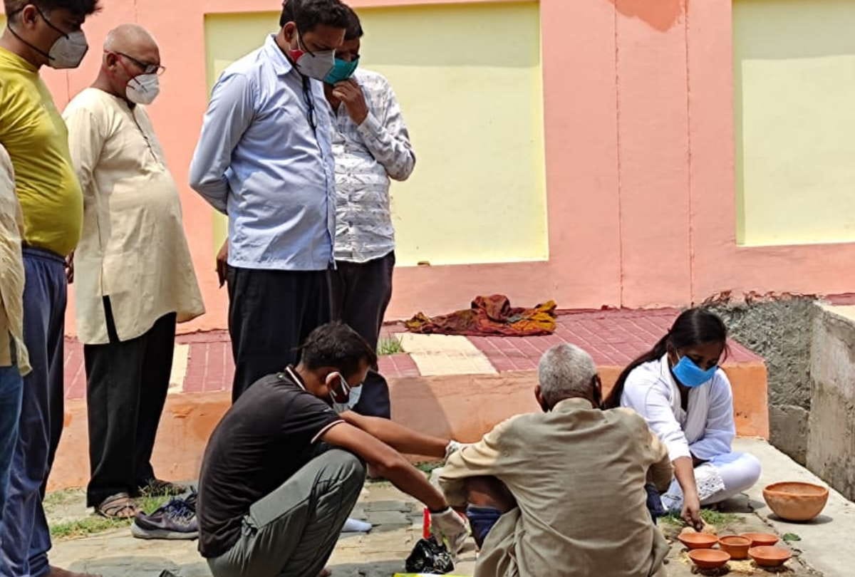 Daughter gave father funeral and People crying in sant kabir nagar