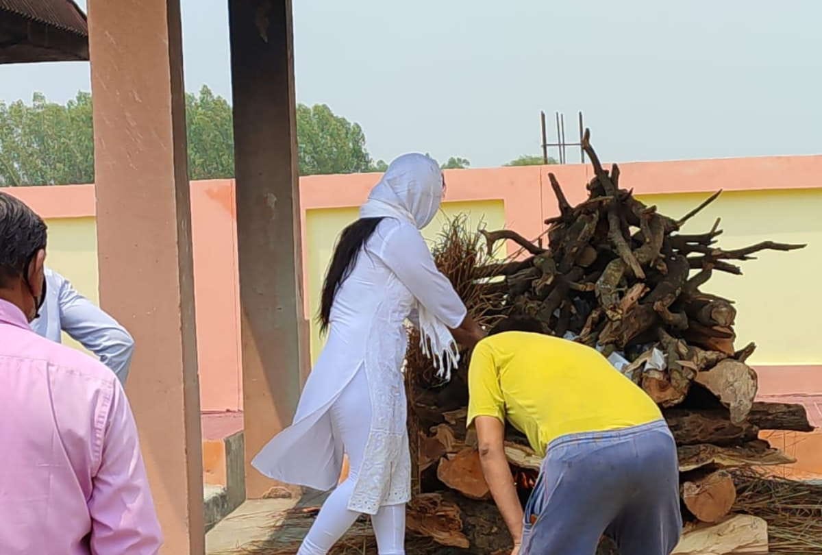 Daughter gave father funeral and People crying in sant kabir nagar