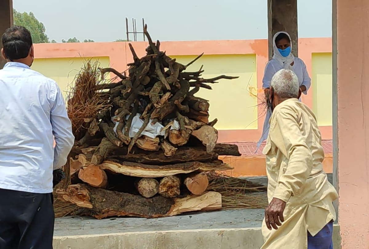 Daughter gave father funeral and People crying in sant kabir nagar