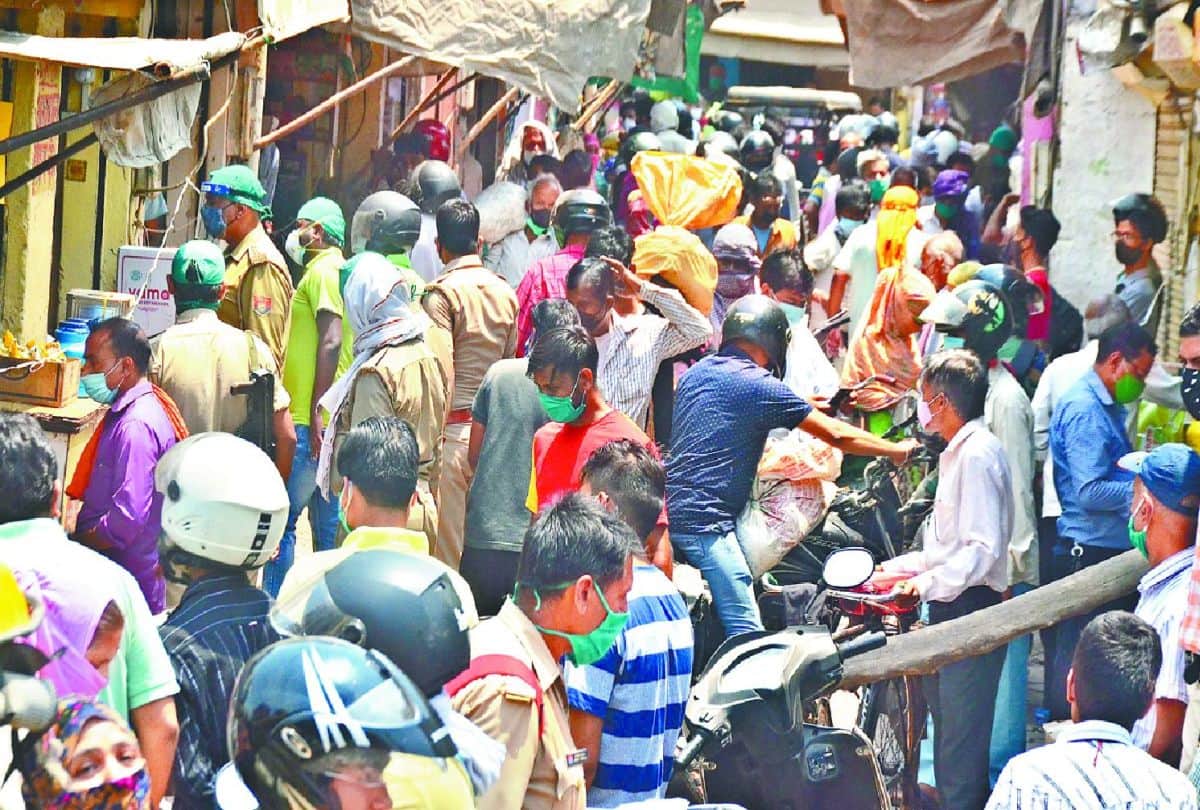 crowd gathered in market of agra on Monday amid corona situation