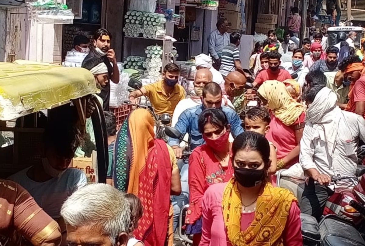 Crowd of people gathered in Govardhan market in mathura