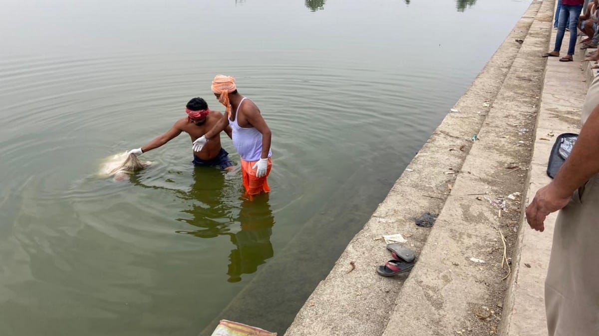 Dead body found of old man in pond in chandauli