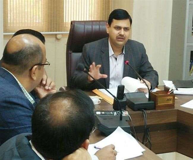 Varanasi DM Kaushal Raj Sharma donate RS one lakh and Sari businessman gave amount of 7.5 lakh rupees for Oxygen bank to mata anandmayi hospital