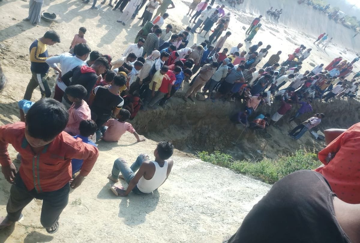 girl dies due to soil collapse in Etah