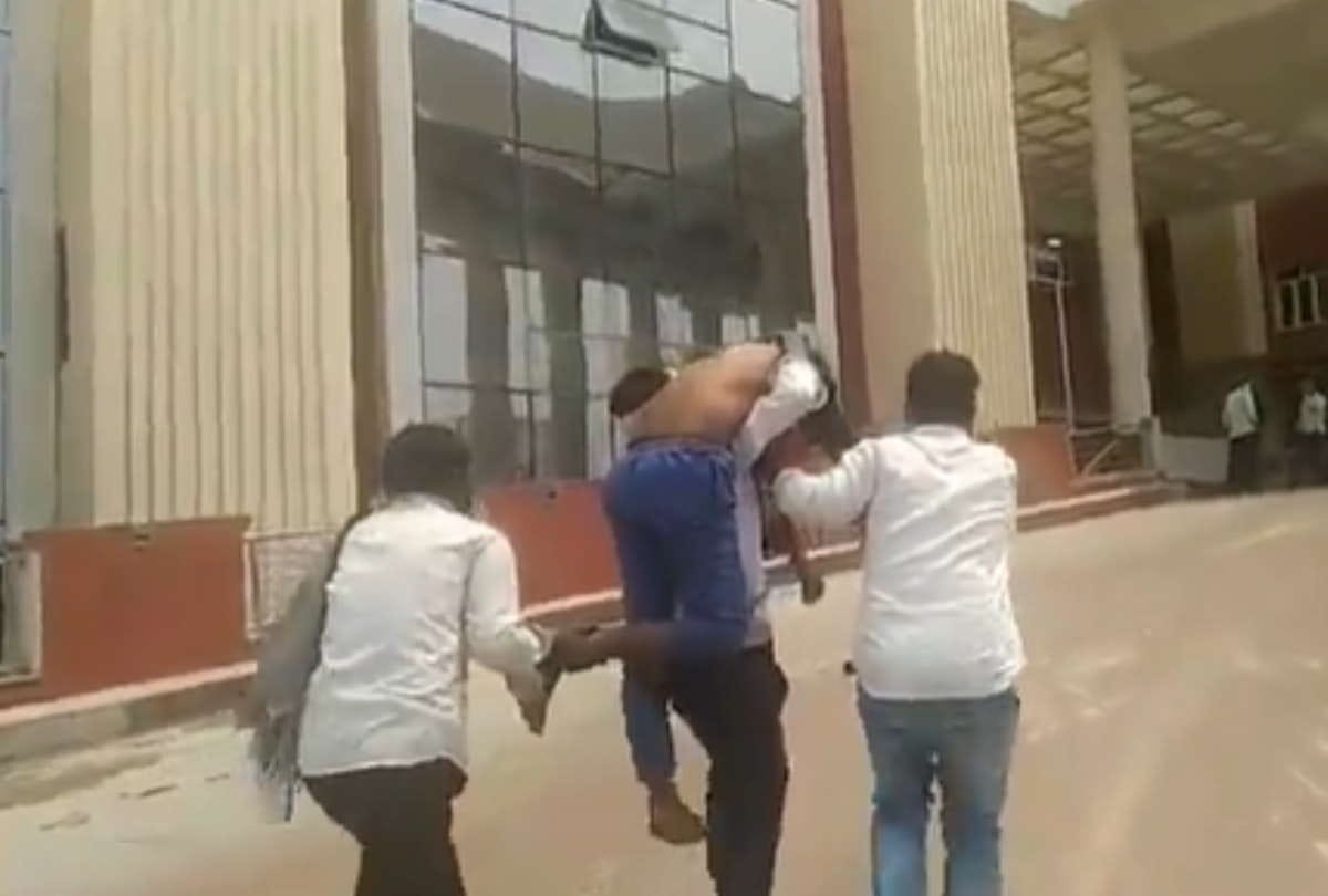 Patient died due to Failure to get stretcher in brd medical college brother going over shoulder